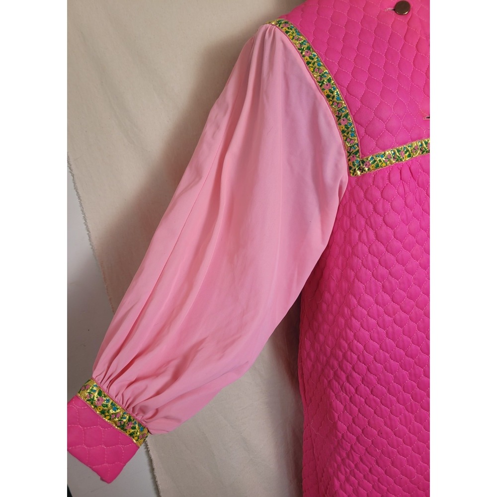 Vintage 60's Quilted Robe Gold Floral Trim Flowy Sleeve Hot Pink Maxi Mod M - Picture 3 of 16